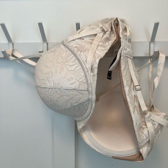 Beautiful Victoria’s Secret Bra - Worn 2x - Picture 3 of 7